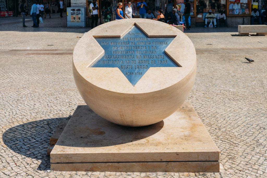 אנדרטה לקורבנות פוגרום יהודי ב- 19 באפריל 1506 בליסבון - עו