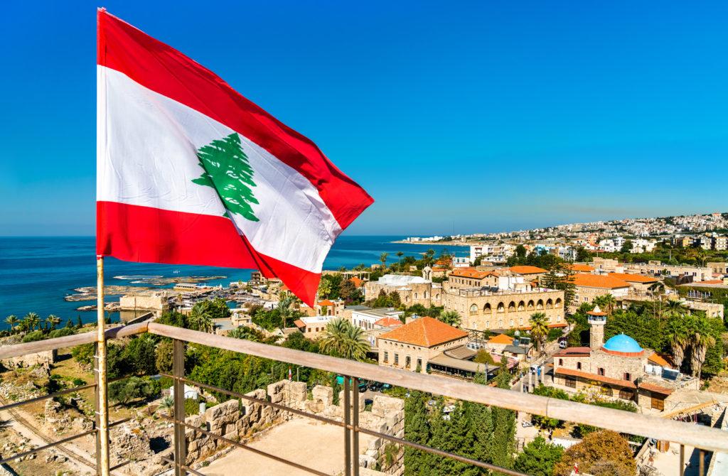 דגל לבנון ברקע נוף - עו